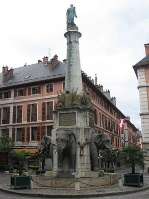 Le Monument aux Éléphants Victorieux: Une Exploration de la Gloire et du Mythe dans l'Art Khmére Antique!