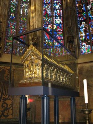 Le Mausolée de Charlemagne: Un Trésor Médiéval à la Gloire d'un Empereur et de l'Art Carolingien !